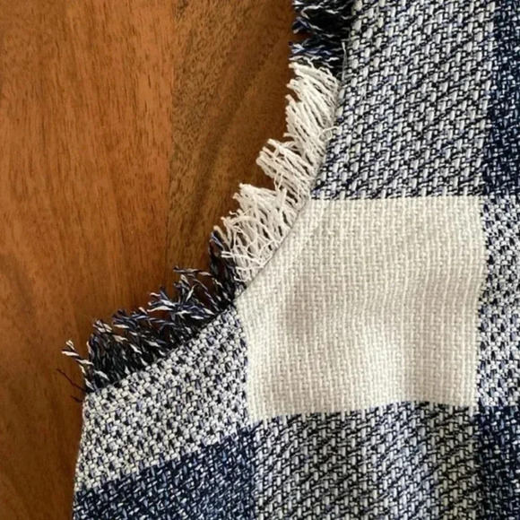 Banana Republic White and Blue Gingham Plaid Frayed Hem Top Blouse Size Medium M - Picture 3 of 5